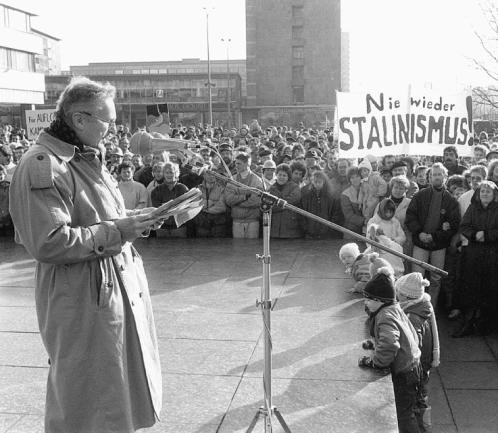 Hartwig Albiro im November 1989 als Redner bei einer Kundgebung am Karl-Marx-Monument. 